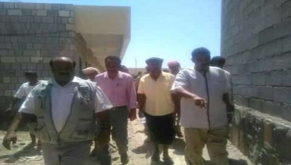 محافظ أبين يقوم بزيارة لعددا من مناطق مديرية خنفر ويتلمس هموم واحتياجات مواطنيها