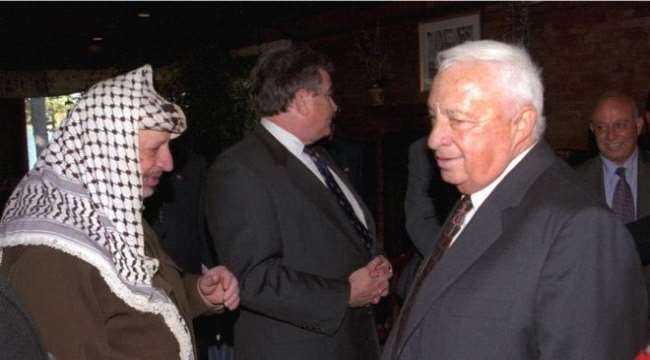 عرض الصحف البريطانية .. في الغارديان: إسرائيل "خططت لإسقاط طائرة بهدف قتل ياسر عرفات"