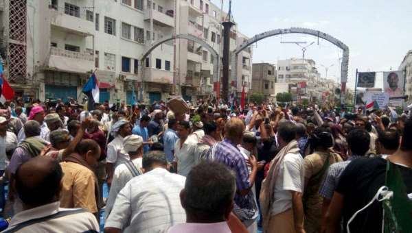 عدن تستعد لمظاهرات غضب رافضة لقرار الرئيس هادي بإقالة عيدروس الزبيدي من منصبه 