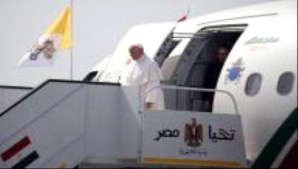 البابا فرنسيس يبدأ زيارة لمصر
