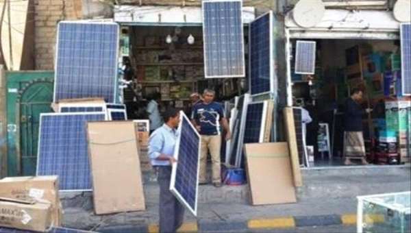  بعد الانقطاع المستمر للتيار الكهربائي في عدن.. الأهالي يلجؤون للشمس لإنارة منازلهم