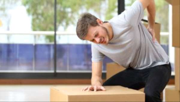 ماذا يحدث لجسمك نتيجة حمل الأشياء الثقيلة؟